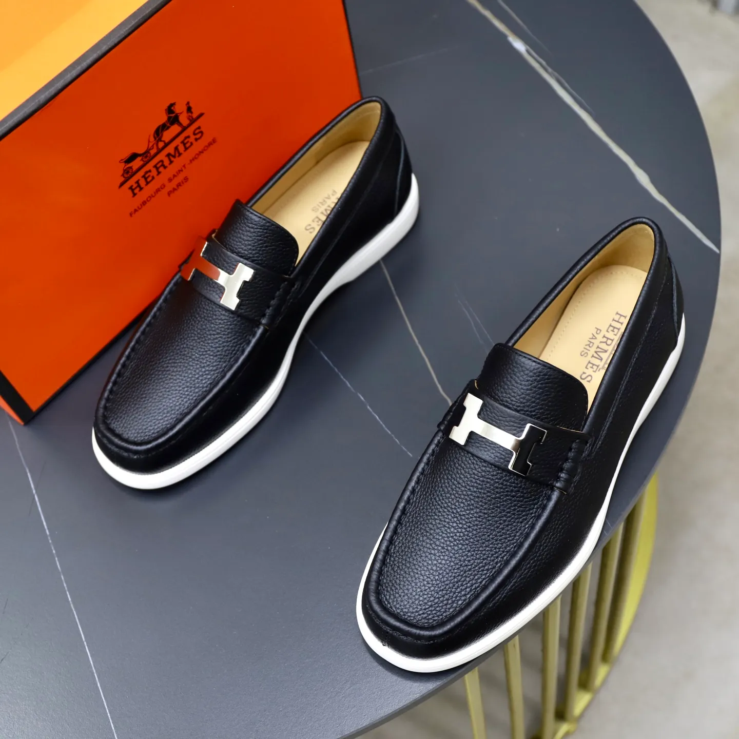 Ex-factory price: 560💰Hermès/Hermès slip-on men's shoes. This shoe is made of imported pebbled cowhide. It has simple and smooth lines and is combined with aerodynamically designed 3CM rubber foam ultra-light soles! Youthful and fashionable, classic H-shaped hardware buckle decoration, calf lining gently wraps the feet, with logo cowhide feet, casual and urban style, highlighting youthful vitality, sports and leisure version, super versatile, code number: 38-39-40-41-42-43-44 standard leather shoe size (45 can be customized but does not support returns)